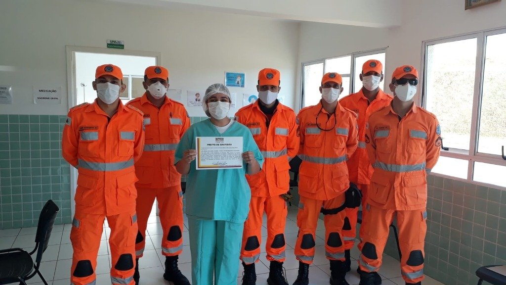 Técnica de enfermagem da Prefeitura é homenageada pelo Corpo de Bombeiros