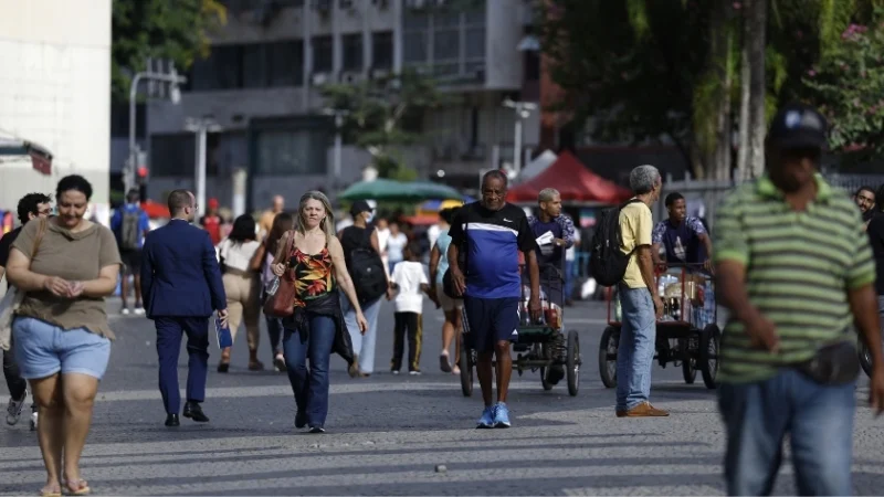 Desemprego no Brasil cai para 5,3% e número de trabalhadores bate recorde