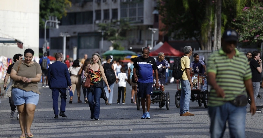 Desemprego no Brasil cai para 5,3% e número de trabalhadores bate recorde