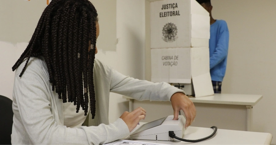 Ser mesário vale a pena? Saiba os benefícios para quem trabalha nas eleições