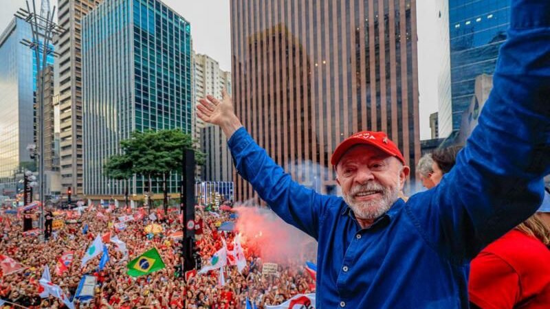 Lula supera Flávio Bolsonaro, conquista vitória épica e será presidente pela 4ª vez