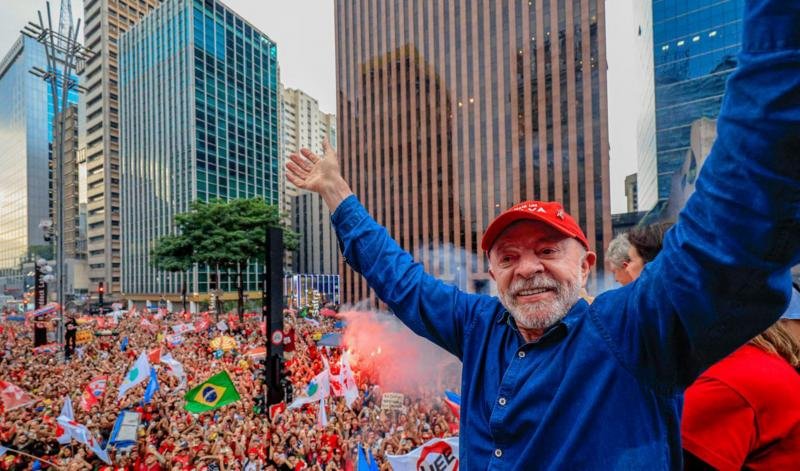 Lula supera Flávio Bolsonaro, conquista vitória épica e será presidente pela 4ª vez