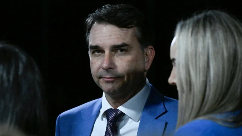 Campanha de Flávio Bolsonaro propõe substituir servidores públicos por inteligência artificial