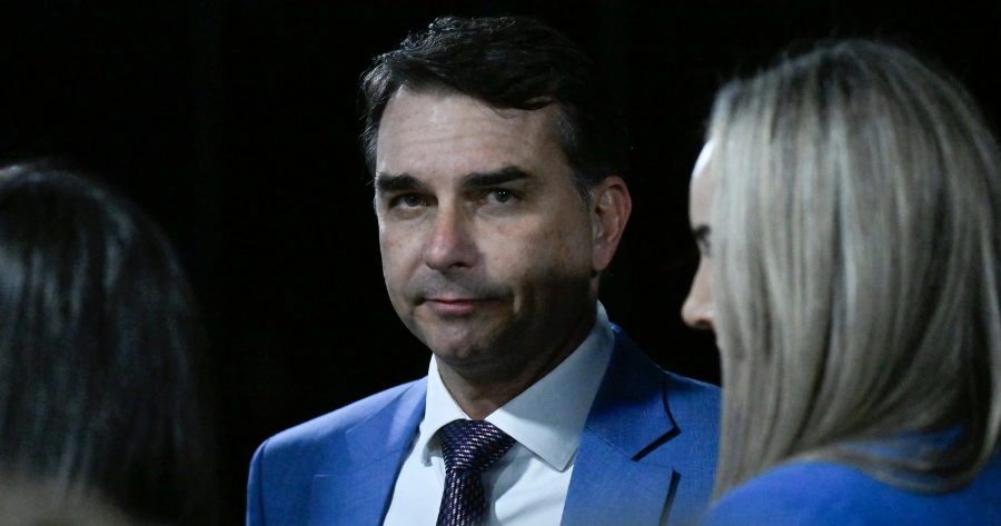 Campanha de Flávio Bolsonaro propõe substituir servidores públicos por inteligência artificial